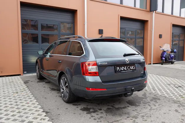 SKODA Octavia Combi 2.0 TDI 4x4 "* CH Auto * Capteurs avant/arrière * Tempomat Adaptatif * Clim Auto * Crochet attelage *"