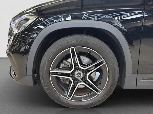 MERCEDES-BENZ GLA 200 AMG Line 4MATIC