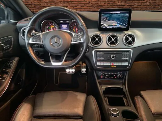 MERCEDES-BENZ GLA 250 AMG Line 4Matic