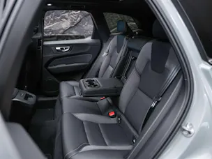 VOLVO XC60 B5 Benzin Mild Hybrid AWD Plus Dark Geartronic *Facelift*Werksgarantie*Panorama*Harman/Kardon*360° Kamera*