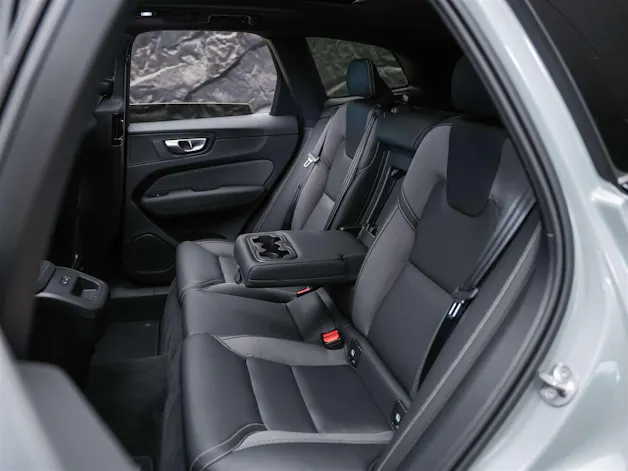 VOLVO XC60 B5 Benzin Mild Hybrid AWD Plus Dark Geartronic *Facelift*Werksgarantie*Panorama*Harman/Kardon*360° Kamera*