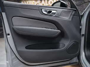 VOLVO XC60 B5 Benzin Mild Hybrid AWD Plus Dark Geartronic *Facelift*Werksgarantie*Panorama*Harman/Kardon*360° Kamera*