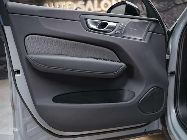 VOLVO XC60 B5 Benzin Mild Hybrid AWD Plus Dark Geartronic *Facelift*Werksgarantie*Panorama*Harman/Kardon*360° Kamera*