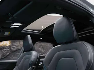 VOLVO XC60 B5 Benzin Mild Hybrid AWD Plus Dark Geartronic *Facelift*Werksgarantie*Panorama*Harman/Kardon*360° Kamera*