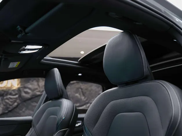 VOLVO XC60 B5 Benzin Mild Hybrid AWD Plus Dark Geartronic *Facelift*Werksgarantie*Panorama*Harman/Kardon*360° Kamera*