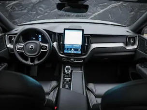 VOLVO XC60 B5 Benzin Mild Hybrid AWD Plus Dark Geartronic *Facelift*Werksgarantie*Panorama*Harman/Kardon*360° Kamera*