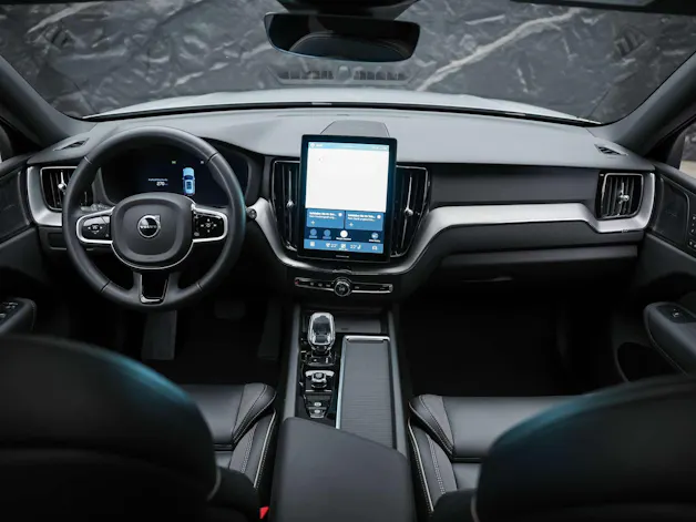 VOLVO XC60 B5 Benzin Mild Hybrid AWD Plus Dark Geartronic *Facelift*Werksgarantie*Panorama*Harman/Kardon*360° Kamera*