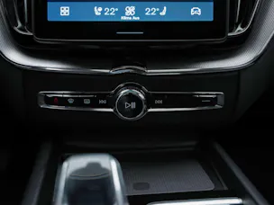 VOLVO XC60 B5 Benzin Mild Hybrid AWD Plus Dark Geartronic *Facelift*Werksgarantie*Panorama*Harman/Kardon*360° Kamera*