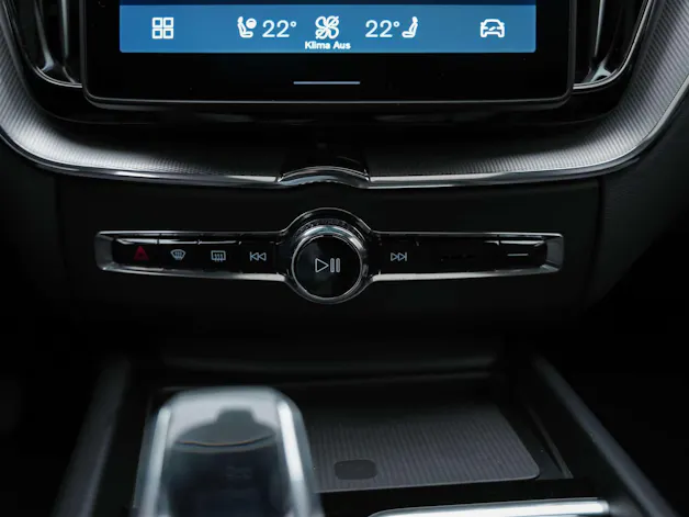 VOLVO XC60 B5 Benzin Mild Hybrid AWD Plus Dark Geartronic *Facelift*Werksgarantie*Panorama*Harman/Kardon*360° Kamera*