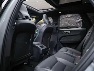 VOLVO XC60 B5 Benzin Mild Hybrid AWD Plus Dark Geartronic *Facelift*Werksgarantie*Panorama*Harman/Kardon*360° Kamera*