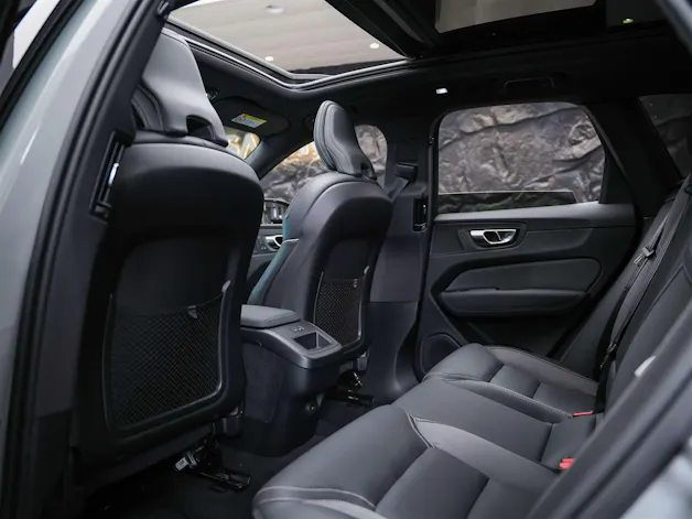 VOLVO XC60 B5 Benzin Mild Hybrid AWD Plus Dark Geartronic *Facelift*Werksgarantie*Panorama*Harman/Kardon*360° Kamera*