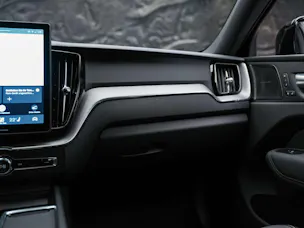 VOLVO XC60 B5 Benzin Mild Hybrid AWD Plus Dark Geartronic *Facelift*Werksgarantie*Panorama*Harman/Kardon*360° Kamera*