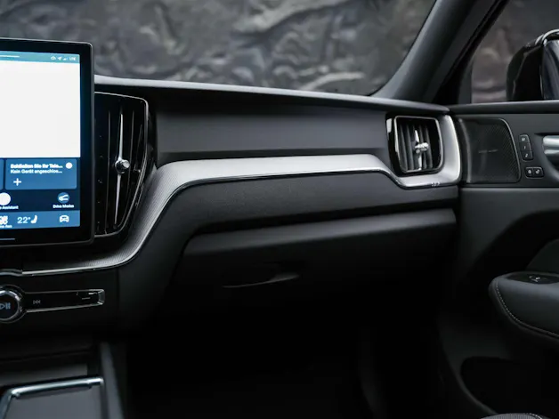 VOLVO XC60 B5 Benzin Mild Hybrid AWD Plus Dark Geartronic *Facelift*Werksgarantie*Panorama*Harman/Kardon*360° Kamera*