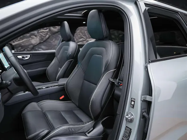 VOLVO XC60 B5 Benzin Mild Hybrid AWD Plus Dark Geartronic *Facelift*Werksgarantie*Panorama*Harman/Kardon*360° Kamera*