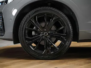 VOLVO XC60 B5 Benzin Mild Hybrid AWD Plus Dark Geartronic *Facelift*Werksgarantie*Panorama*Harman/Kardon*360° Kamera*