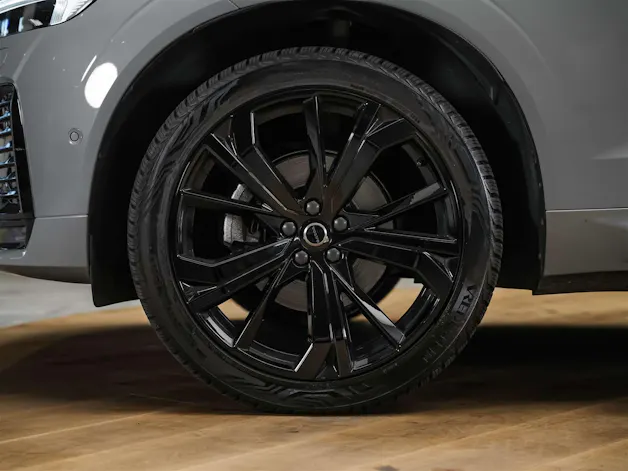 VOLVO XC60 B5 Benzin Mild Hybrid AWD Plus Dark Geartronic *Facelift*Werksgarantie*Panorama*Harman/Kardon*360° Kamera*