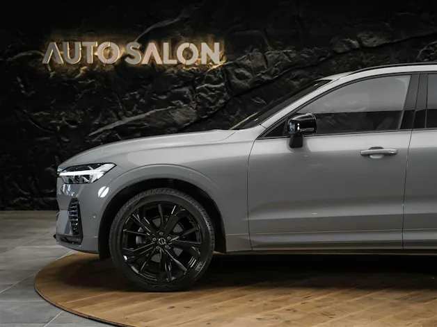 VOLVO XC60 B5 Benzin Mild Hybrid AWD Plus Dark Geartronic *Facelift*Werksgarantie*Panorama*Harman/Kardon*360° Kamera*