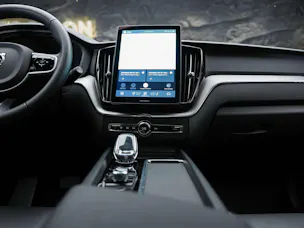 VOLVO XC60 B5 Benzin Mild Hybrid AWD Plus Dark Geartronic *Facelift*Werksgarantie*Panorama*Harman/Kardon*360° Kamera*