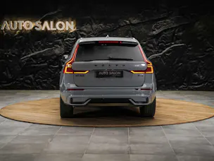 VOLVO XC60 B5 Benzin Mild Hybrid AWD Plus Dark Geartronic *Facelift*Werksgarantie*Panorama*Harman/Kardon*360° Kamera*