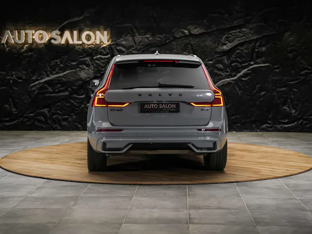 VOLVO XC60 B5 Benzin Mild Hybrid AWD Plus Dark Geartronic *Facelift*Werksgarantie*Panorama*Harman/Kardon*360° Kamera*