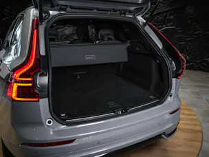 VOLVO XC60 B5 Benzin Mild Hybrid AWD Plus Dark Geartronic *Facelift*Werksgarantie*Panorama*Harman/Kardon*360° Kamera*