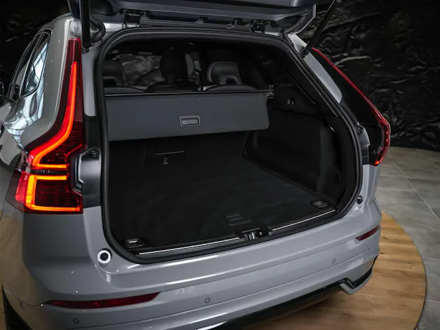 VOLVO XC60 B5 Benzin Mild Hybrid AWD Plus Dark Geartronic *Facelift*Werksgarantie*Panorama*Harman/Kardon*360° Kamera*