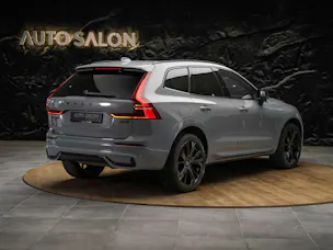 VOLVO XC60 B5 Benzin Mild Hybrid AWD Plus Dark Geartronic *Facelift*Werksgarantie*Panorama*Harman/Kardon*360° Kamera*