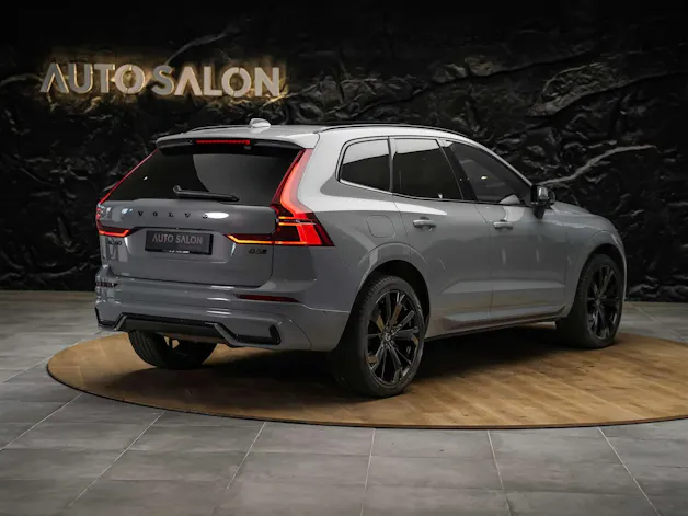 VOLVO XC60 B5 Benzin Mild Hybrid AWD Plus Dark Geartronic *Facelift*Werksgarantie*Panorama*Harman/Kardon*360° Kamera*
