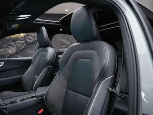 VOLVO XC60 B5 Benzin Mild Hybrid AWD Plus Dark Geartronic *Facelift*Werksgarantie*Panorama*Harman/Kardon*360° Kamera*