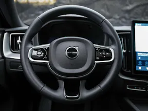 VOLVO XC60 B5 Benzin Mild Hybrid AWD Plus Dark Geartronic *Facelift*Werksgarantie*Panorama*Harman/Kardon*360° Kamera*