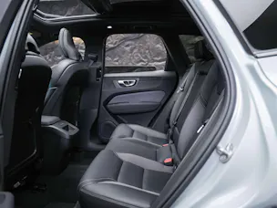 VOLVO XC60 B5 Benzin Mild Hybrid AWD Plus Dark Geartronic *Facelift*Werksgarantie*Panorama*Harman/Kardon*360° Kamera*