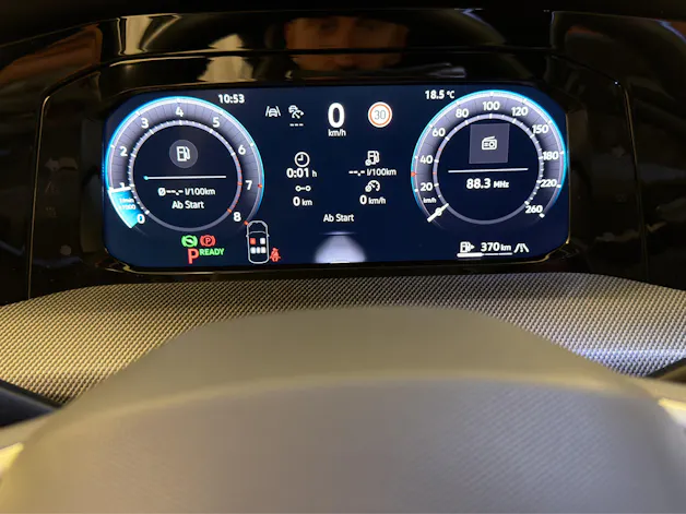 VW Golf 8 1.5 eTSI R-Line DSG