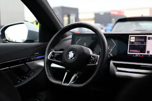 BMW 540d xDrive Touring M Sport PRO * BROOKLYN GRAU * ICONIC GLOW * BELÜFTETE SITZE * AHK *