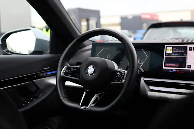 BMW 540d xDrive Touring M Sport PRO * BROOKLYN GRAU * ICONIC GLOW * BELÜFTETE SITZE * AHK *