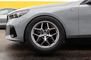 BMW 540d xDrive Touring M Sport PRO * BROOKLYN GRAU * ICONIC GLOW * BELÜFTETE SITZE * AHK *