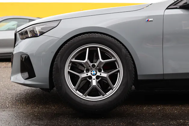 BMW 540d xDrive Touring M Sport PRO * BROOKLYN GRAU * ICONIC GLOW * BELÜFTETE SITZE * AHK *