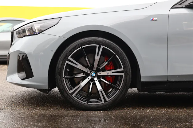 BMW 540d xDrive Touring M Sport PRO * BROOKLYN GRAU * ICONIC GLOW * BELÜFTETE SITZE * AHK *