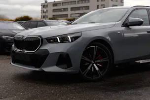 BMW 540d xDrive Touring M Sport PRO * BROOKLYN GRAU * ICONIC GLOW * BELÜFTETE SITZE * AHK *