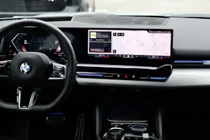 BMW 540d xDrive Touring M Sport PRO * BROOKLYN GRAU * ICONIC GLOW * BELÜFTETE SITZE * AHK *