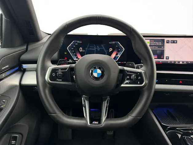 BMW 540d xDrive Touring M Sport PRO * BROOKLYN GRAU * ICONIC GLOW * BELÜFTETE SITZE * AHK *