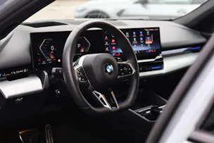 BMW 540d xDrive Touring M Sport PRO * BROOKLYN GRAU * ICONIC GLOW * BELÜFTETE SITZE * AHK *