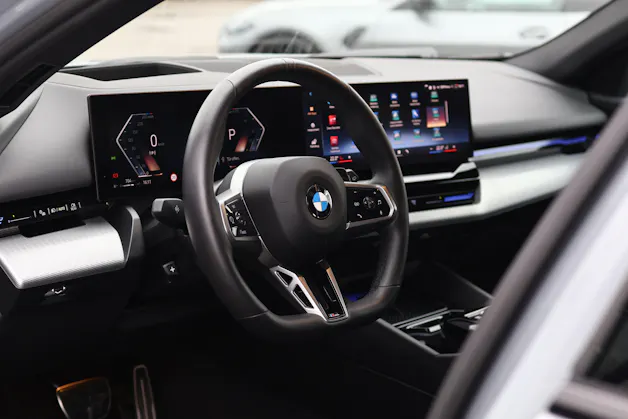 BMW 540d xDrive Touring M Sport PRO * BROOKLYN GRAU * ICONIC GLOW * BELÜFTETE SITZE * AHK *