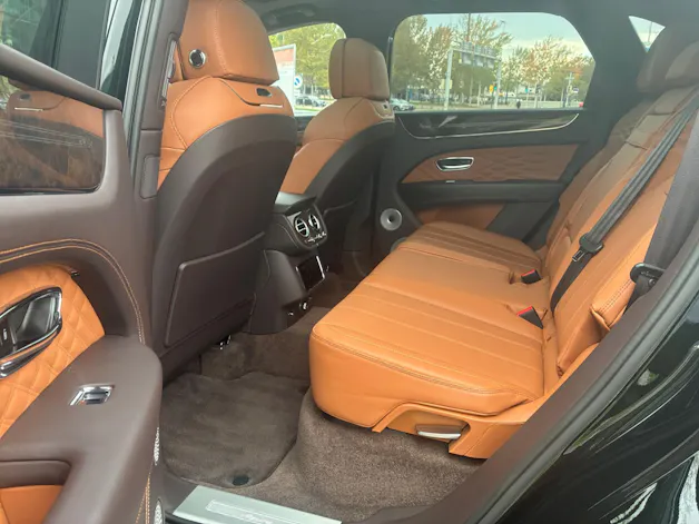 BENTLEY Bentayga Azure aus 1. Hand in dunkelgrün metallic.