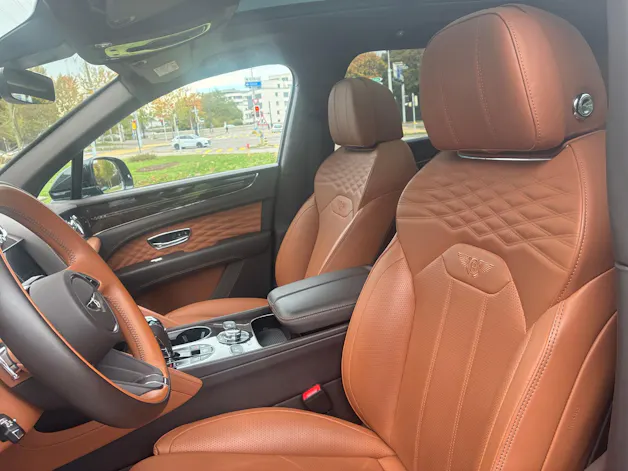 BENTLEY Bentayga Azure aus 1. Hand in dunkelgrün metallic.