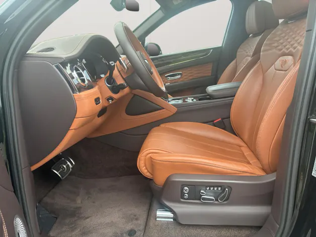 BENTLEY Bentayga Azure aus 1. Hand in dunkelgrün metallic.