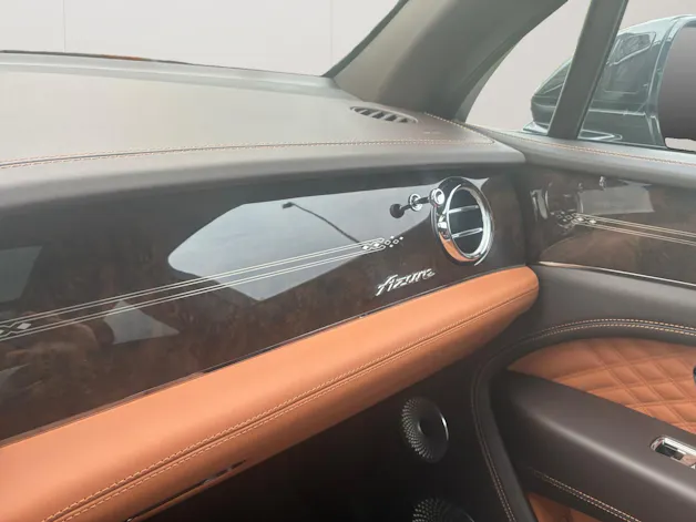 BENTLEY Bentayga Azure aus 1. Hand in dunkelgrün metallic.