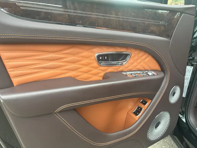 BENTLEY Bentayga Azure aus 1. Hand in dunkelgrün metallic.