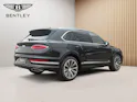 BENTLEY Bentayga Azure aus 1. Hand in dunkelgrün metallic.