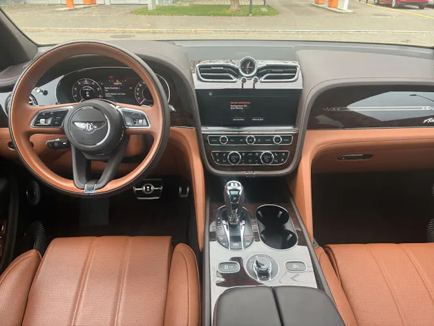BENTLEY Bentayga Azure aus 1. Hand in dunkelgrün metallic.
