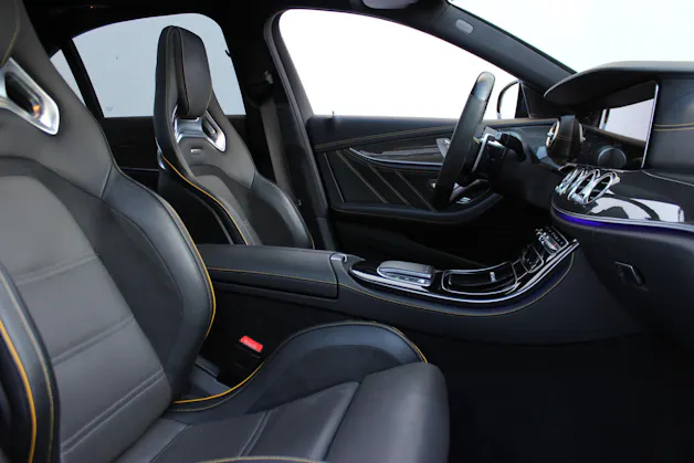MERCEDES-BENZ AMG E 63 S 4Matic+ designo-Sonderlackierung "brillantblau magno"